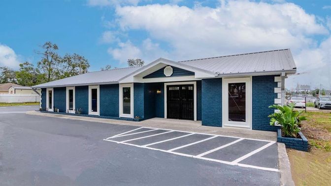 Exterior, Facade, Ranch