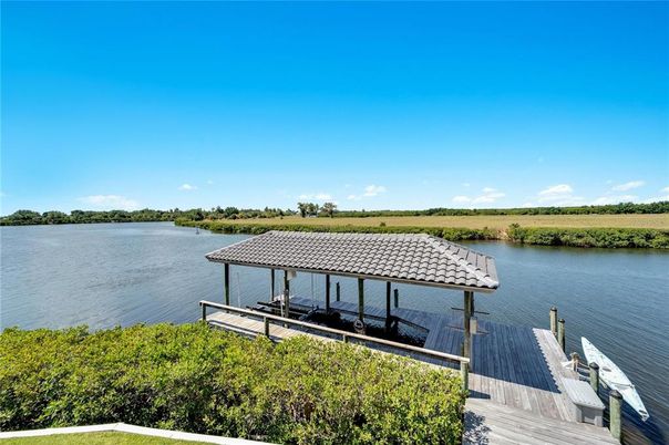 Exterior, Lake