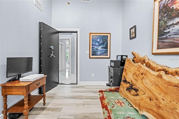 Home Office, Interior