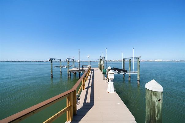 Exterior, Lake