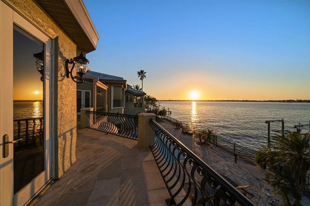 Exterior, Lake