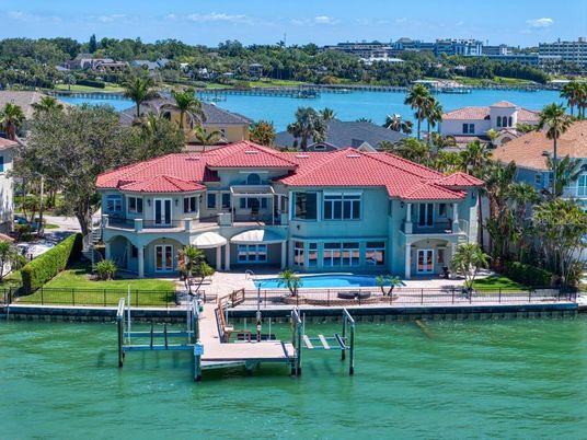 Exterior, Lake