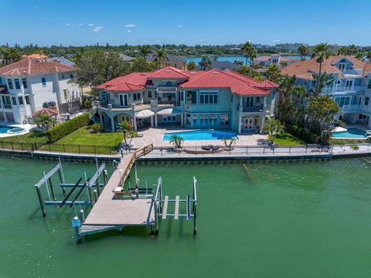 Exterior, Lake