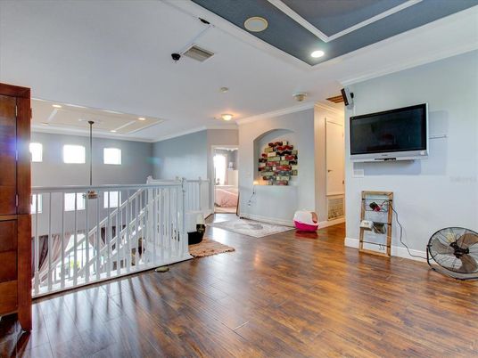 Interior, Recessed Lighting, Wood Texture Flooring