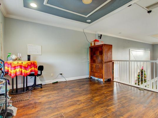 Interior, Recessed Lighting, Wood Texture Flooring