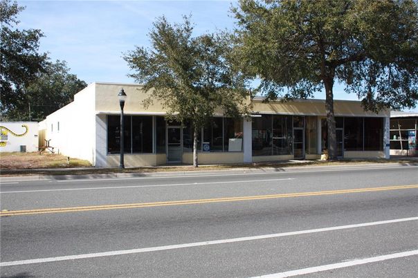 Exterior, Facade, Modern