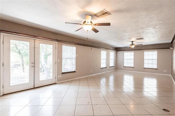 Empty room, Interior