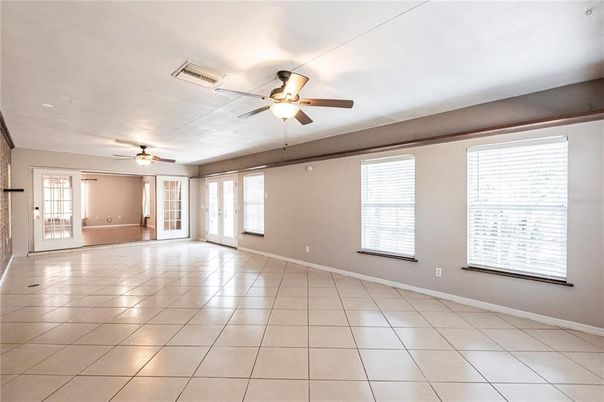 Empty room, Interior