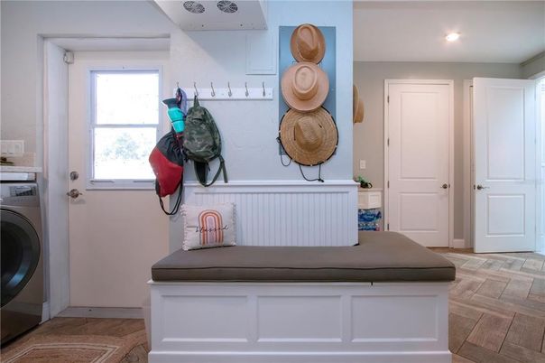 Interior, Recessed Lighting, Washer, Wood Texture Flooring