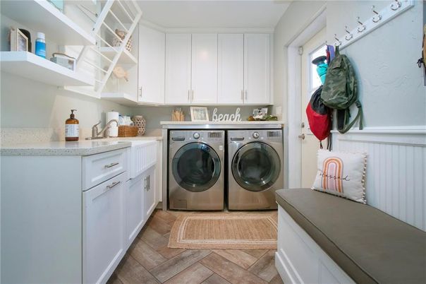 Interior, Washer, Wood Texture Flooring
