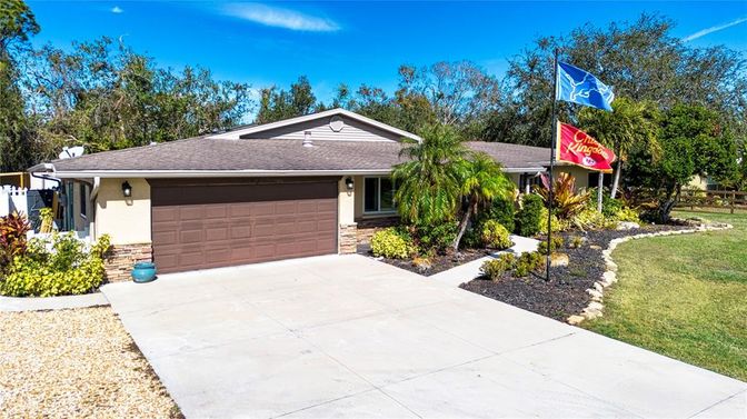Attached, Exterior, Facade, Ranch