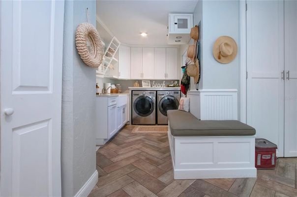 Interior, Recessed Lighting, Washer, Wood Texture Flooring
