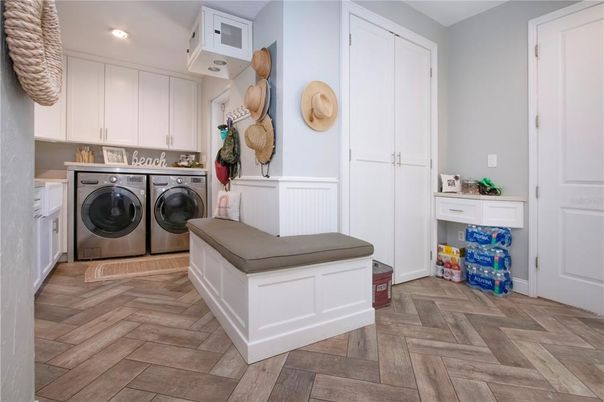 Interior, Recessed Lighting, Washer, Wood Texture Flooring