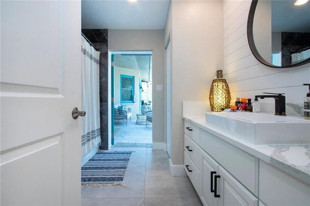 Bathroom, Dual Sink Vanities, Interior, Recessed Lighting
