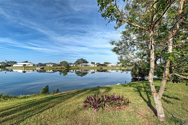 Exterior, Lake