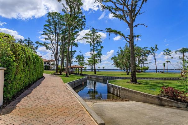 Exterior, Lake