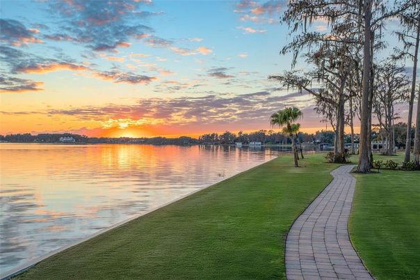 Exterior, Lake