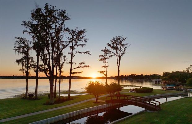Exterior, Lake