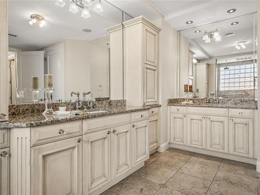 Bathroom, Dual Sink Vanities, Interior, Recessed Lighting
