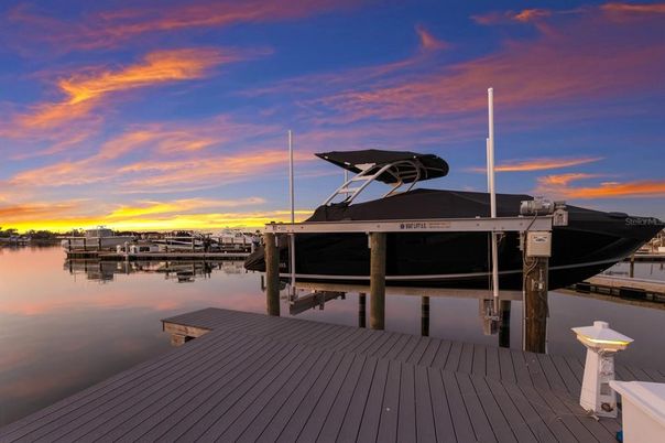 Exterior, Lake