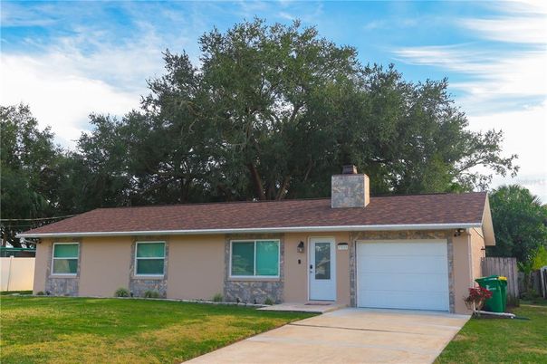 Attached, Exterior, Facade, Ranch