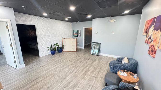 Interior, Recessed Lighting, Wood Texture Flooring