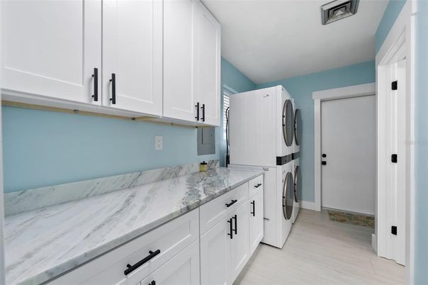 Interior, Washer, Wood Texture Flooring