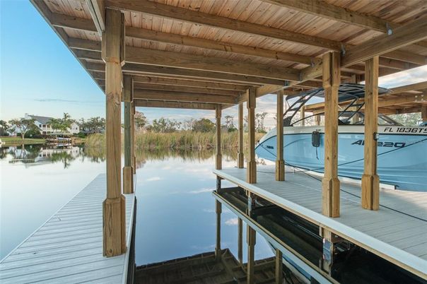 Exterior, Lake