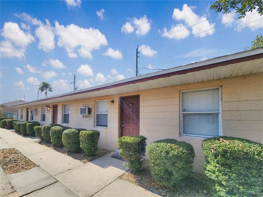 Exterior, Facade, Ranch