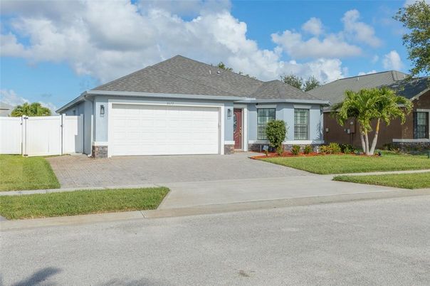 Attached, Exterior, Facade, Ranch
