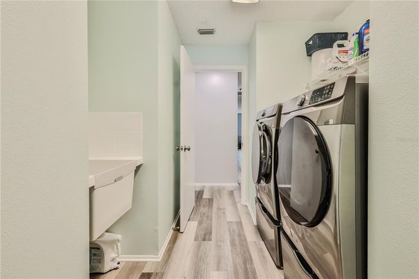 Interior, Utility Closets, Washer, Wood Texture Flooring
