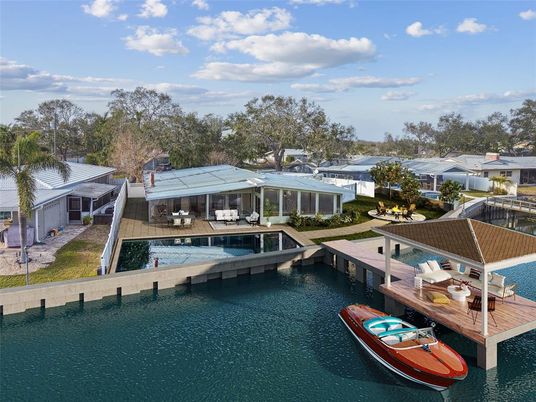 Exterior, Lake