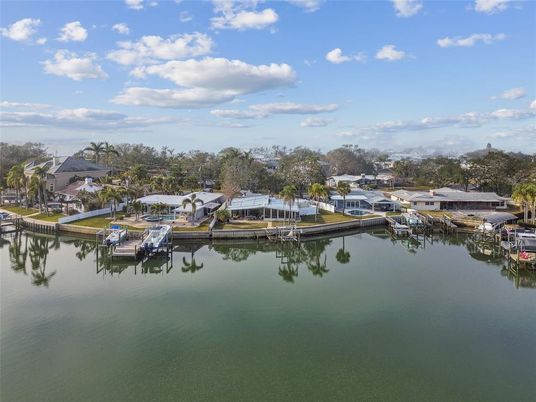 Exterior, Lake