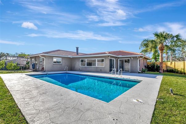 Exterior, Pool