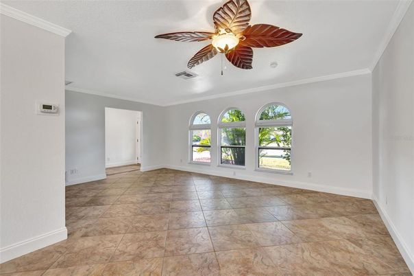 Empty room, Interior