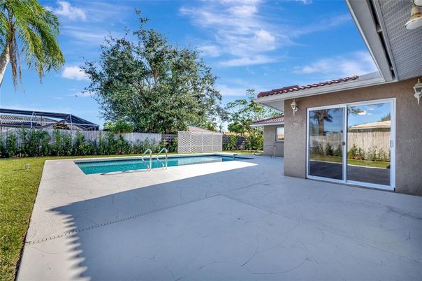 Exterior, Pool