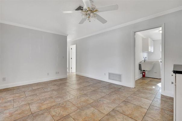 Empty room, Interior