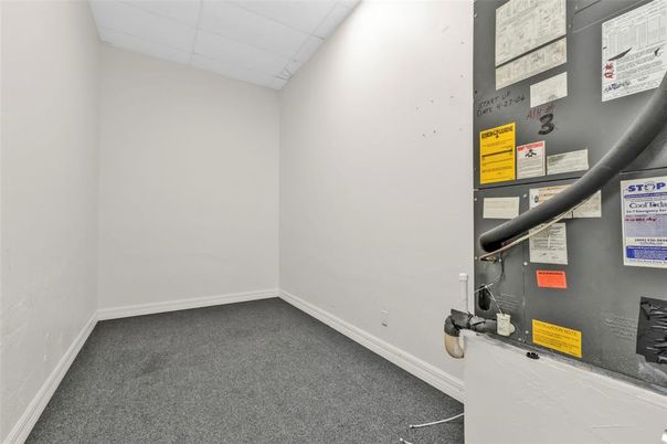 Empty room, Interior