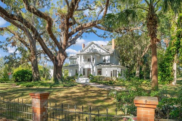 Backyard, Exterior, Facade, Queen Anne Victorian