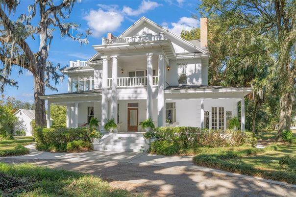 Exterior, Facade, American Foursquare