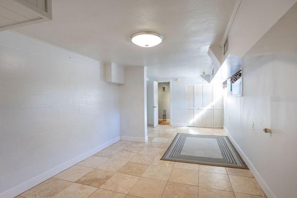 Empty room, Interior