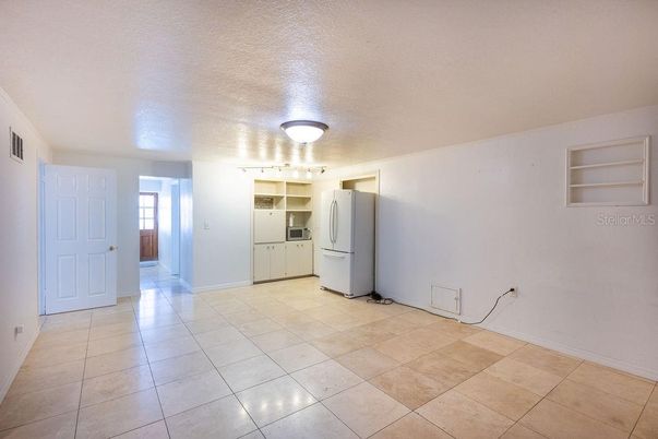 Empty room, Interior