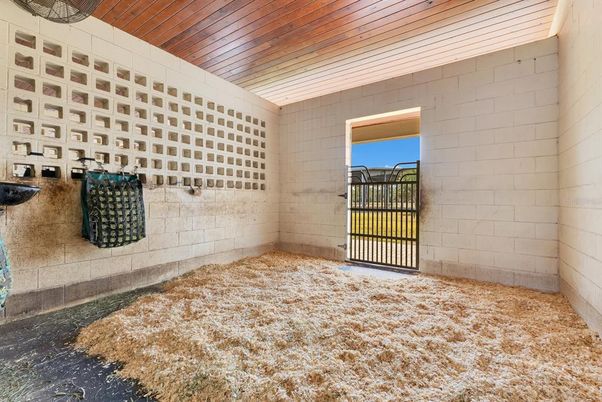 Empty room, Interior, Wooden Ceilings