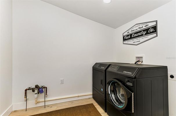 Interior, Recessed Lighting, Washer, Wood Texture Flooring