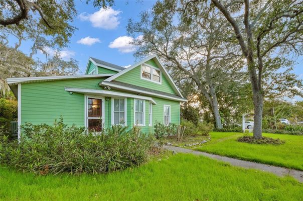 Backyard, Exterior, Facade, Queen Anne Victorian