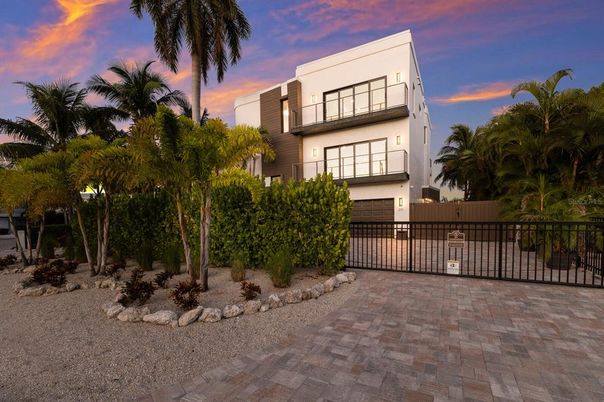 Attached, Exterior, Facade, Modern