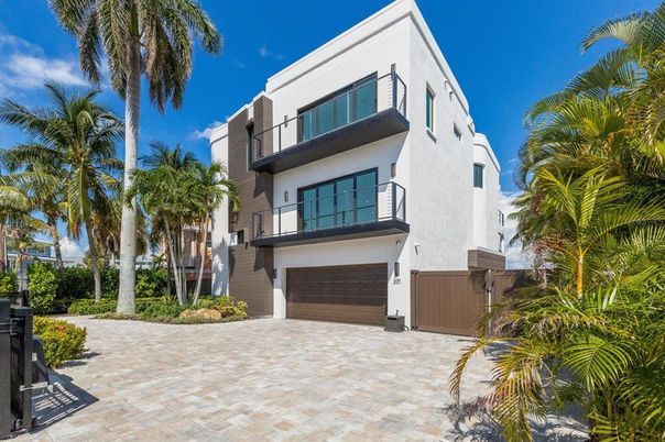Attached, Exterior, Facade, Modern