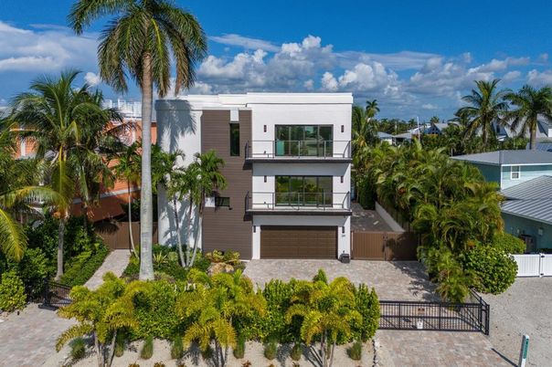 Attached, Exterior, Facade, Modern