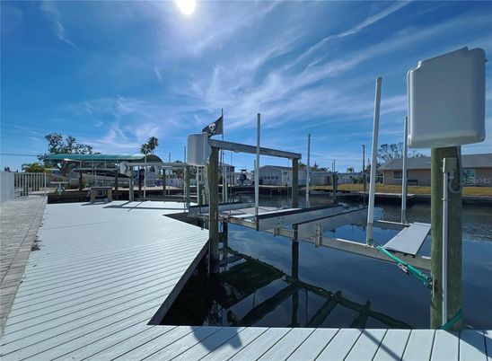Exterior, Lake