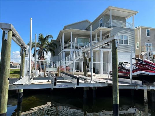 Exterior, Lake